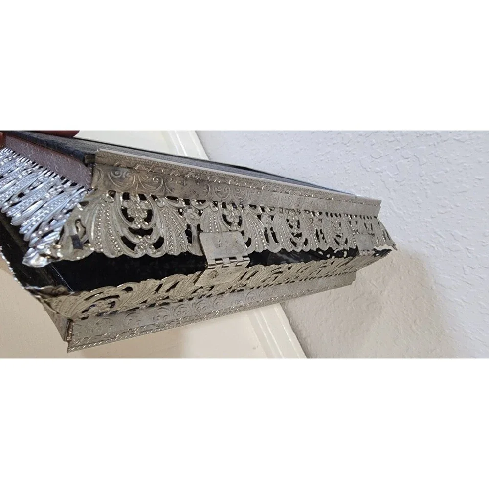 Unbranded hingled metal